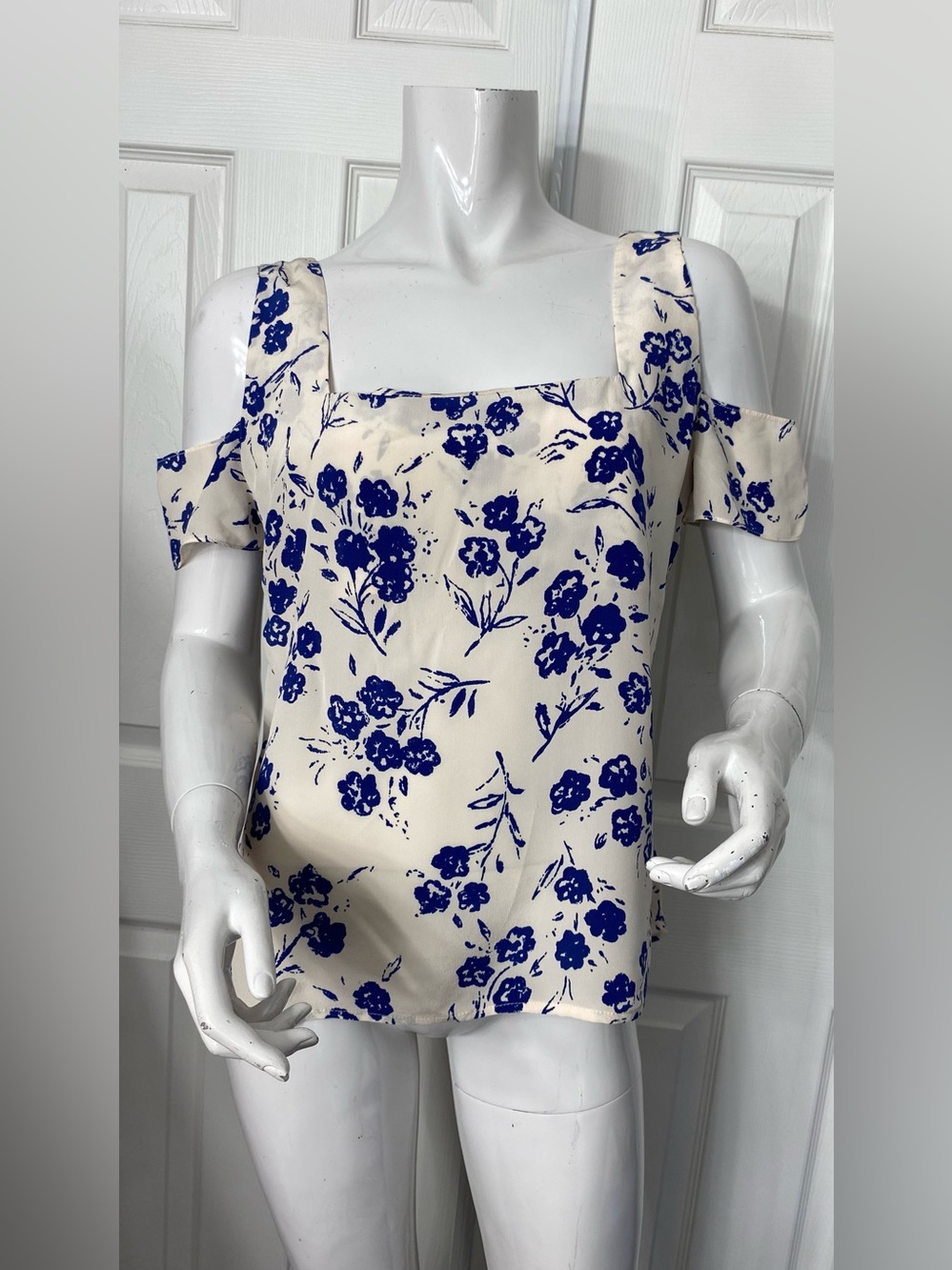 💯Silk Tucker Cream Cold-Shoulder Camisole with Blue Floral Print